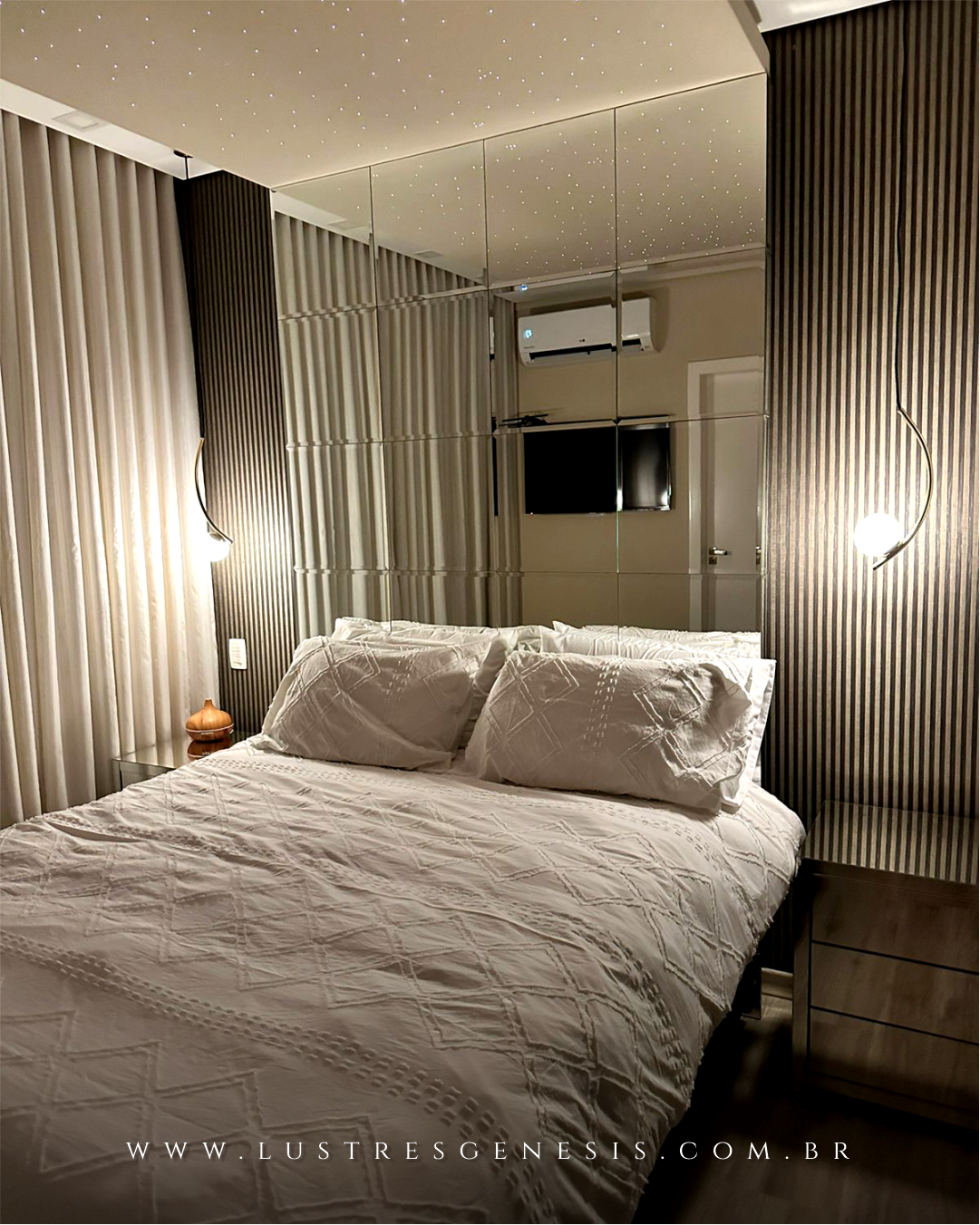 Pendente moderno com design em arco e globo leitoso, ideal para cabeceira de cama e lavabos. Lustres Gênesis loja online de Lustres e Iluminação Decorativa